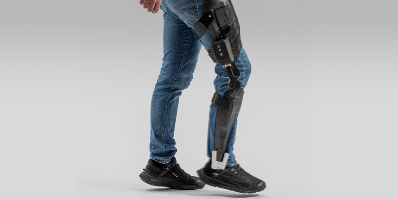 bilde av mann som går med tectus protese